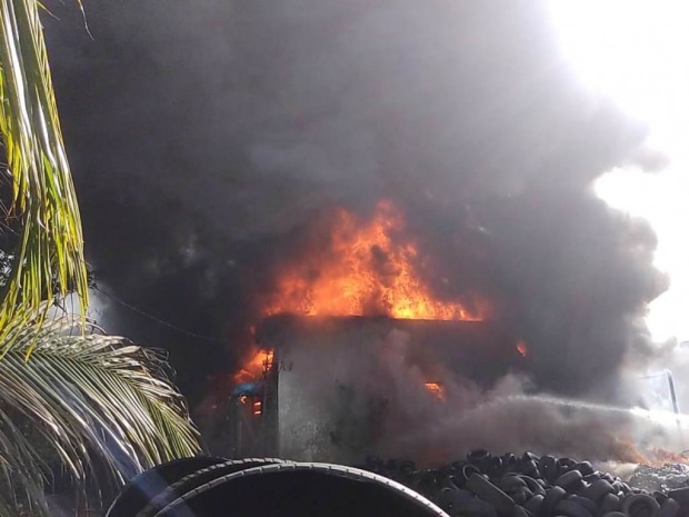 Incêndio em depósito de pneus em Ariquemes (Foto: Reprodução WhatsApp)