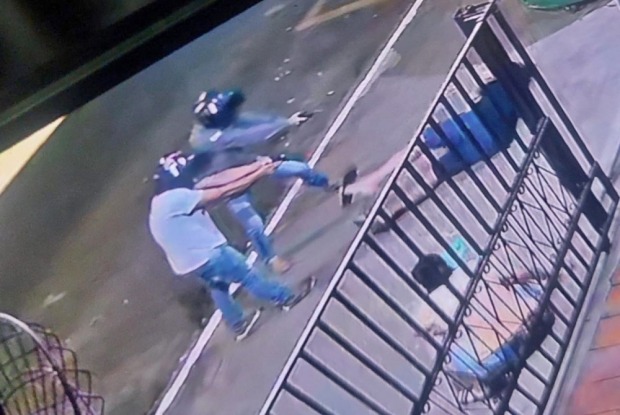 Câmera de monitoramento grava momento que homem é executado a tiros na avenida - VÍDEO