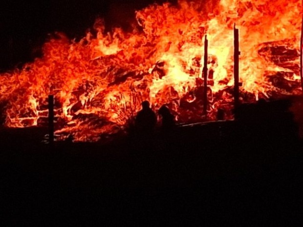 Vídeo: Fogo destrói deposito de madeira em Ariquemes, RO