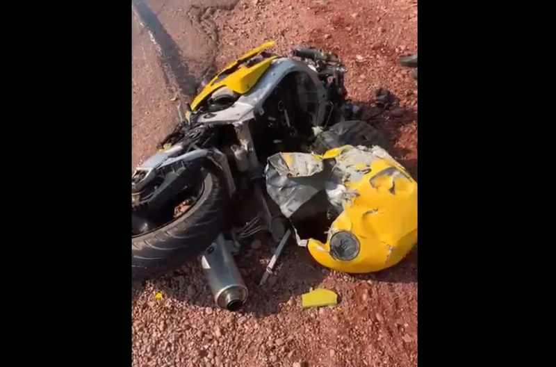 Motocicleta ficou destruÃ­da apÃ³s bater na traseira de caminhonete em RO (Foto: ReproduÃ§Ã£o)