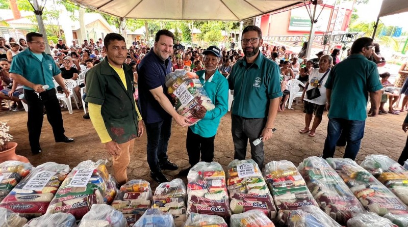 FamÃ­lias foram contempladas com a entrega de cestas bÃ¡sicas (Foto: Assessoria)