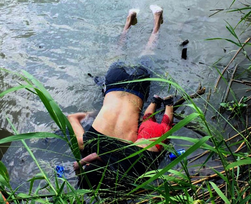 Ãscar RamÃ­rez e a filha, Angie Valeria, morreram afogados quando tentavam cruzar rio na fronteira entre MÃ©xico e Esta (Foto: Julia Le Duc/AP)