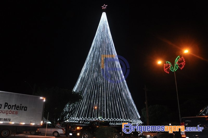 Vendaval derruba estrutura de árvore de Natal em Ariquemes-RO