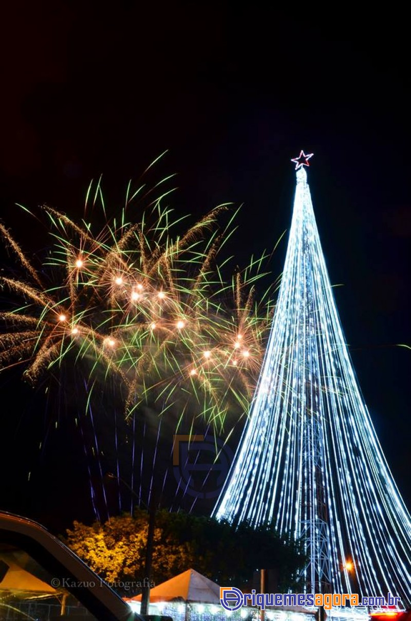 Vendaval derruba estrutura de árvore de Natal em Ariquemes-RO