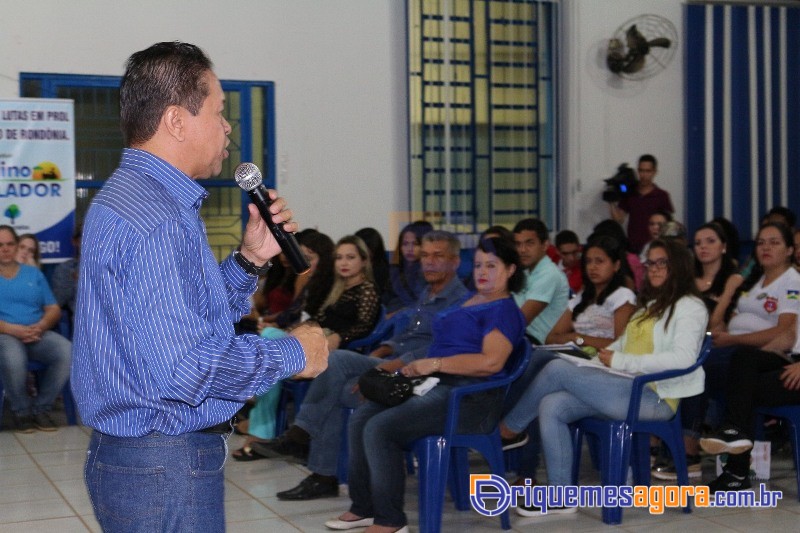 Adelino Follador entrega certificados aos quase 200 participantes do curso de oratória e comunicação