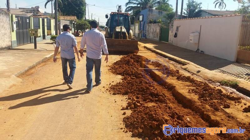 SANEAMENTO - Vereador Amalec da Costa (PSDB) junto com a Comissão de Vereadores