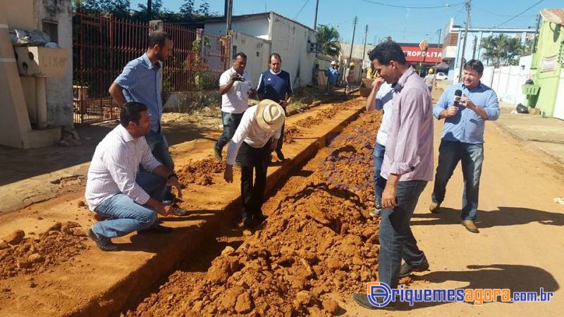 SANEAMENTO - Vereador Amalec da Costa (PSDB) junto com a Comissão de Vereadores