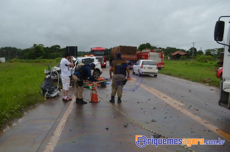 Professora e policial civil ficam gravemente feridos em colisão frontal com carreta na BR 364-VÍDEO