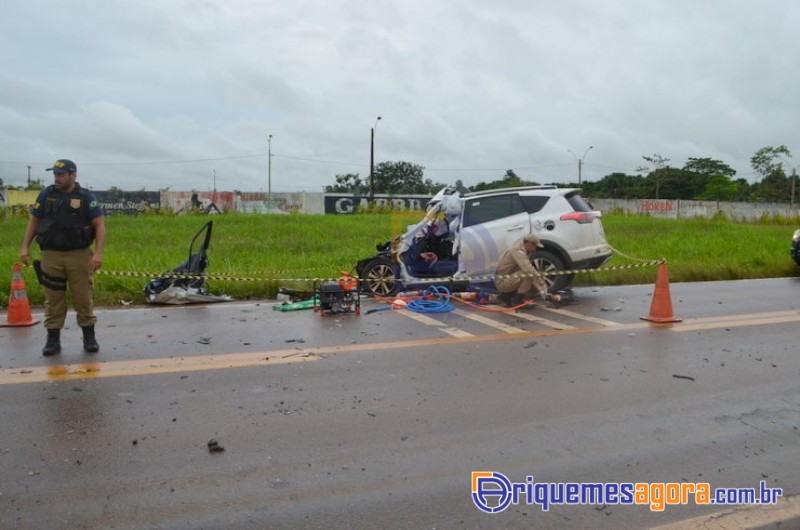 Professora e policial civil ficam gravemente feridos em colisão frontal com carreta na BR 364-VÍDEO