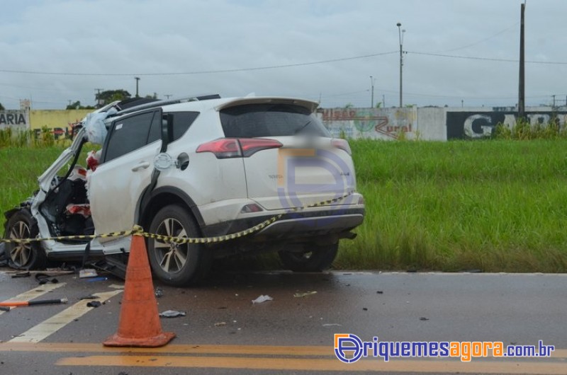 Professora e policial civil ficam gravemente feridos em colisão frontal com carreta na BR 364-VÍDEO