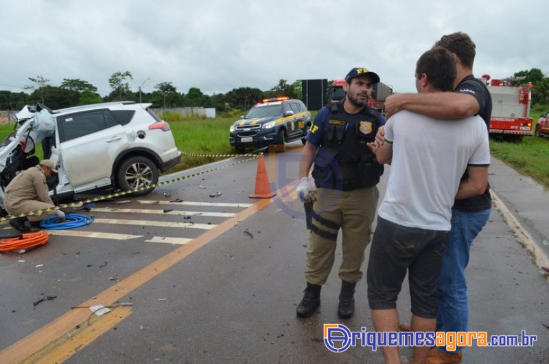 Professora e policial civil ficam gravemente feridos em colisão frontal com carreta na BR 364-VÍDEO