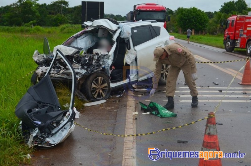 Professora e policial civil ficam gravemente feridos em colisão frontal com carreta na BR 364-VÍDEO