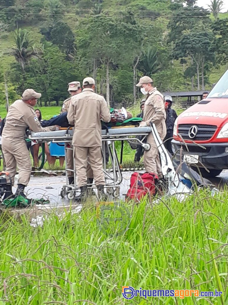 Professora e policial civil ficam gravemente feridos em colisão frontal com carreta na BR 364-VÍDEO