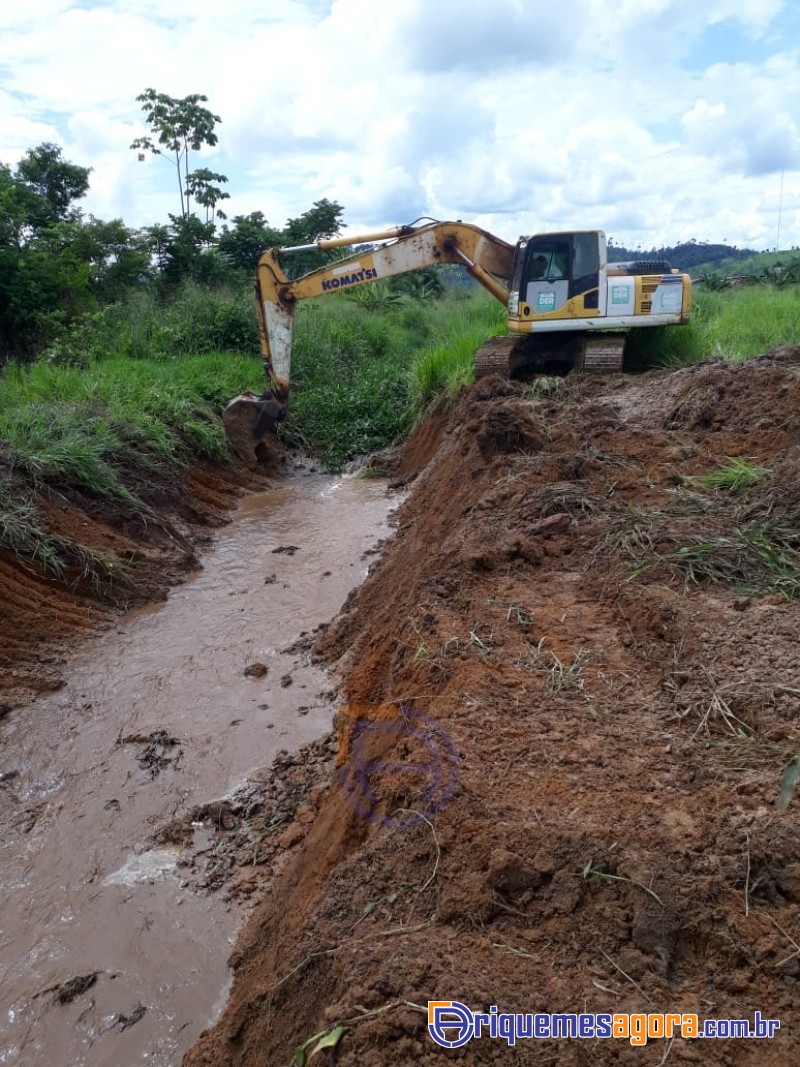 DER atente pedido do deputado Adelino e realiza limpeza de canal em Colina Verde