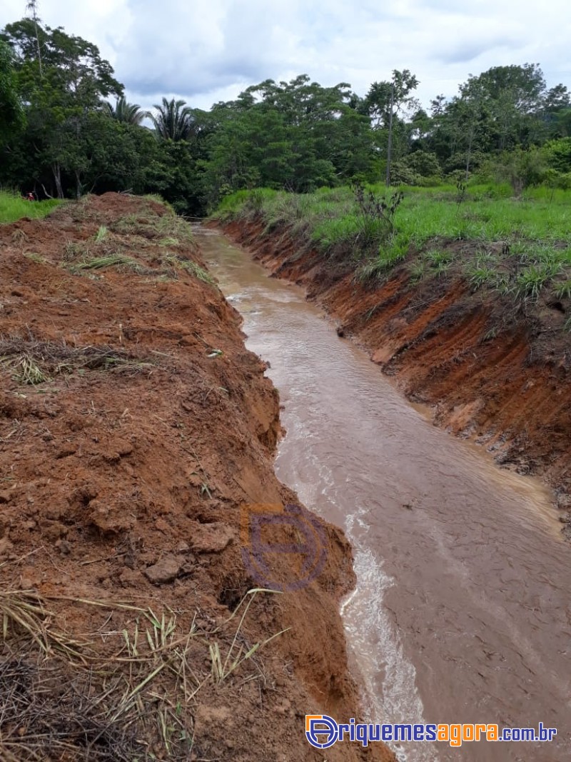 DER atente pedido do deputado Adelino e realiza limpeza de canal em Colina Verde