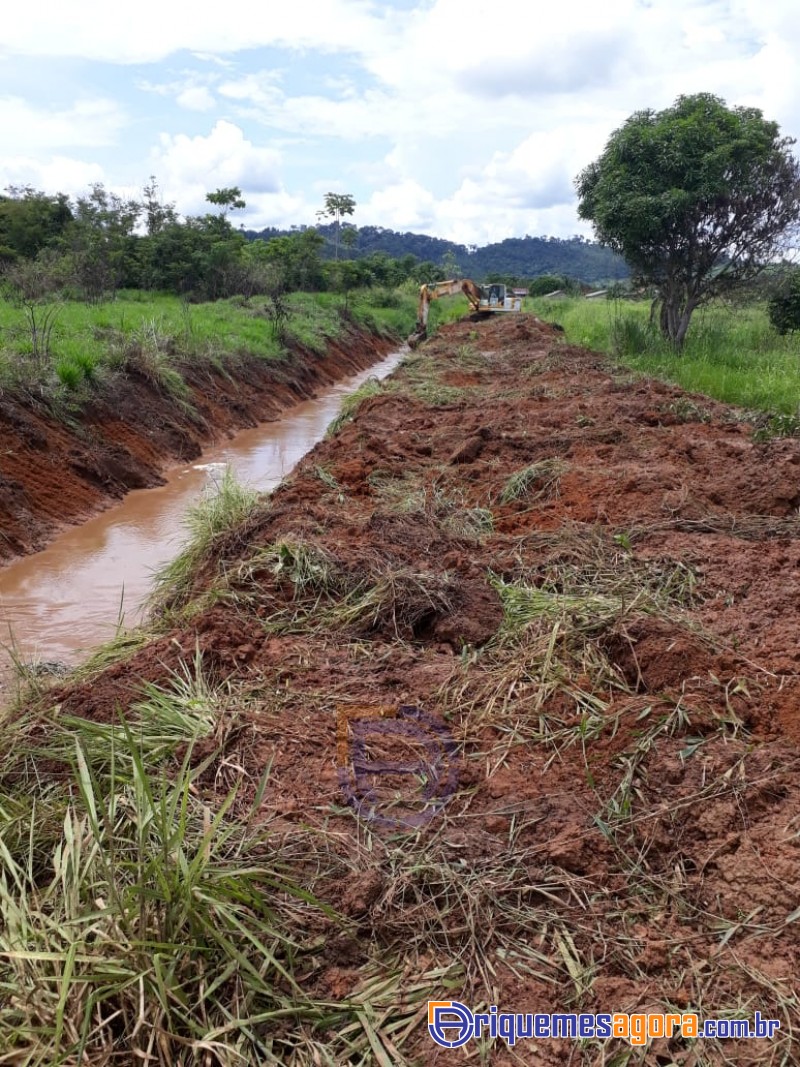 DER atente pedido do deputado Adelino e realiza limpeza de canal em Colina Verde