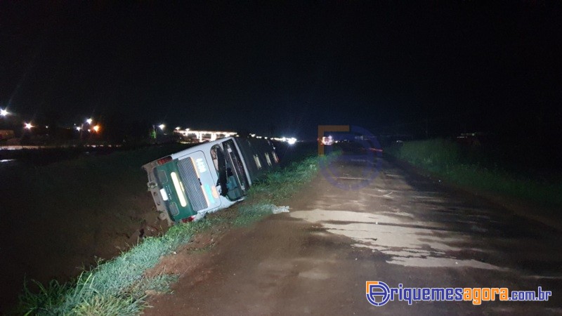 Ônibus tomba na Br 364 19 passageiros ficam feridos, 02 foram socorridos em estado grave-VÍDEO
