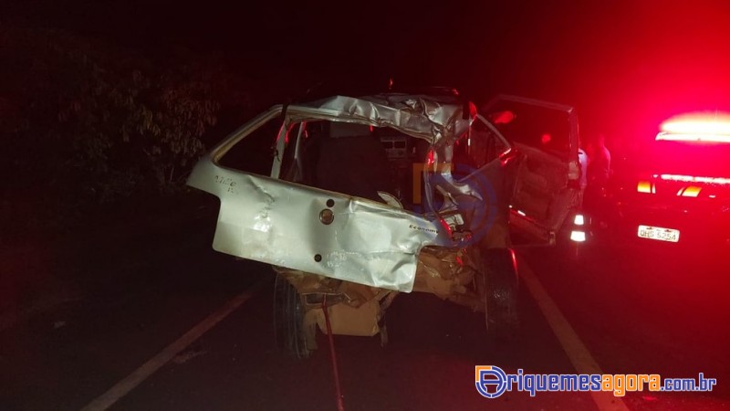 Motorista morre ao ser jogado para fora de carro após colidir contra carreta de milho na BR-364