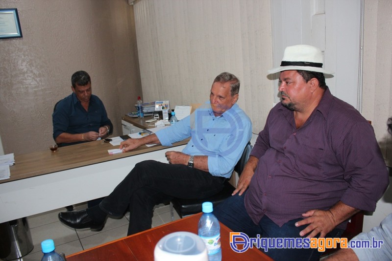 Em Monte Negro o deputado Adelino Follador acompanha o empenhado para compra de motos para ACS’s