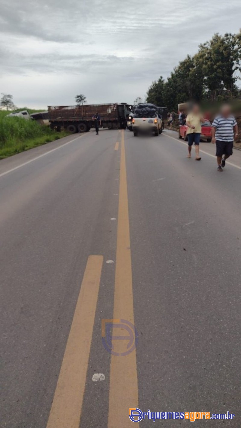 Acidente na BR-364 envolvendo um caminhão, um ônibus e uma carreta deixa uma vítima em estado grave