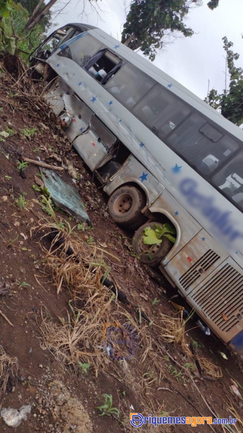 Acidente na BR-364 envolvendo um caminhão, um ônibus e uma carreta deixa uma vítima em estado grave