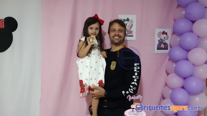 Menina que sonha ser 'gerente de policiais' ganha visita surpresa de delegado no aniversário 5 anos