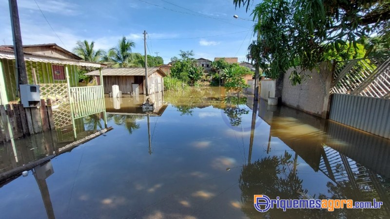 Cheia de rio segue inundando casas em Ariquemes, RO