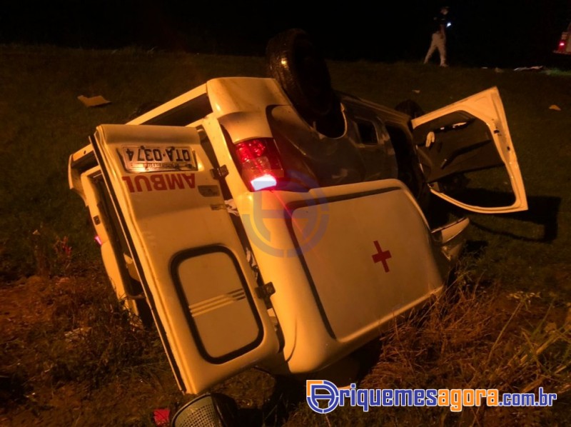 Ambulância capota ao bater de frente com ônibus e enfermeira morre na BR-364 próximo de Ariquemes