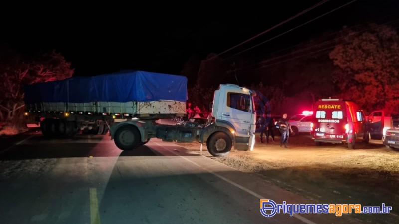 Homem agride mulher, e com ela no carro passa a fugir da polícia, e acaba colidindo com carreta- RO