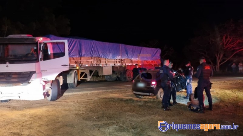 Homem agride mulher, e com ela no carro passa a fugir da polícia, e acaba colidindo com carreta- RO