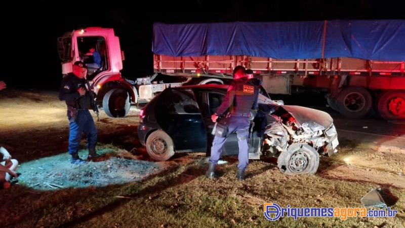 Homem agride mulher, e com ela no carro passa a fugir da polícia, e acaba colidindo com carreta- RO