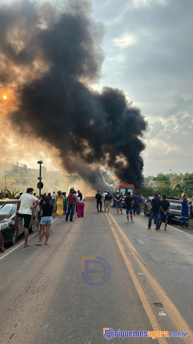 Caminhões colidem frontalmente na BR 364, próximo ao perímetro urbano e um motorista morre carboniza