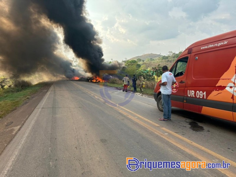 Caminhões colidem frontalmente na BR 364, próximo ao perímetro urbano e um motorista morre carboniza