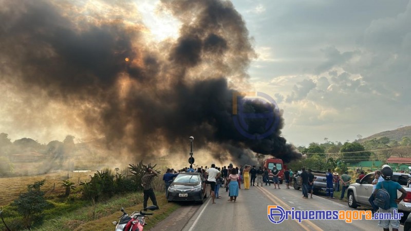 Caminhões colidem frontalmente na BR 364, próximo ao perímetro urbano e um motorista morre carboniza