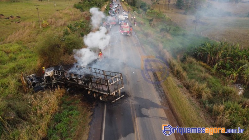 Caminhões colidem frontalmente na BR 364, próximo ao perímetro urbano e um motorista morre carboniza