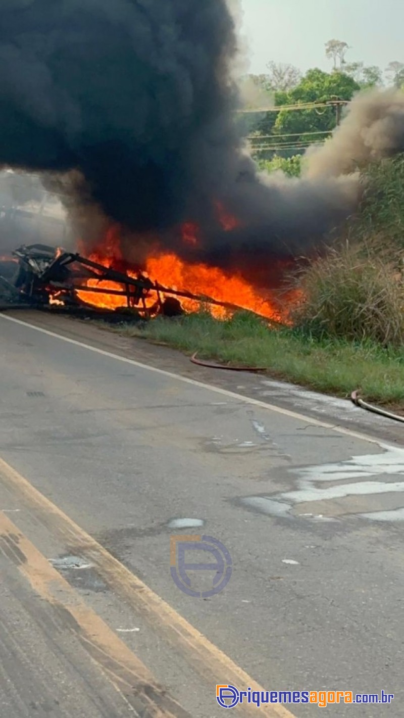 Caminhões colidem frontalmente na BR 364, próximo ao perímetro urbano e um motorista morre carboniza