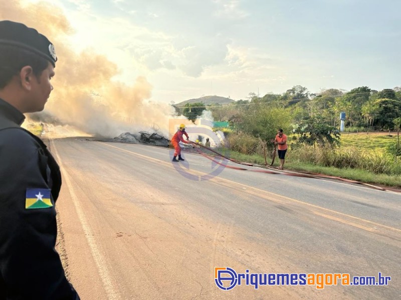 Caminhões colidem frontalmente na BR 364, próximo ao perímetro urbano e um motorista morre carboniza