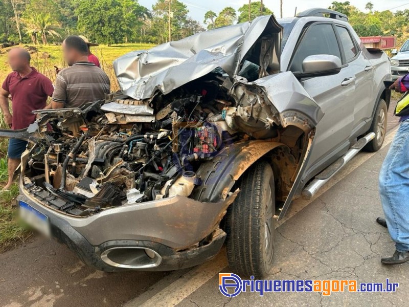 Caminhões colidem frontalmente na BR 364, próximo ao perímetro urbano e um motorista morre carboniza