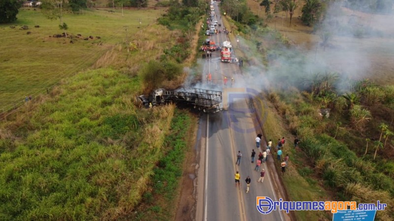 Caminhões colidem frontalmente na BR 364, próximo ao perímetro urbano e um motorista morre carboniza