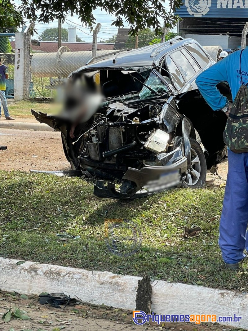 Grave acidente na Av. Jaru em Ariquemes RO, vítima fica presa nas ferragens Rondônia - VÍDEO