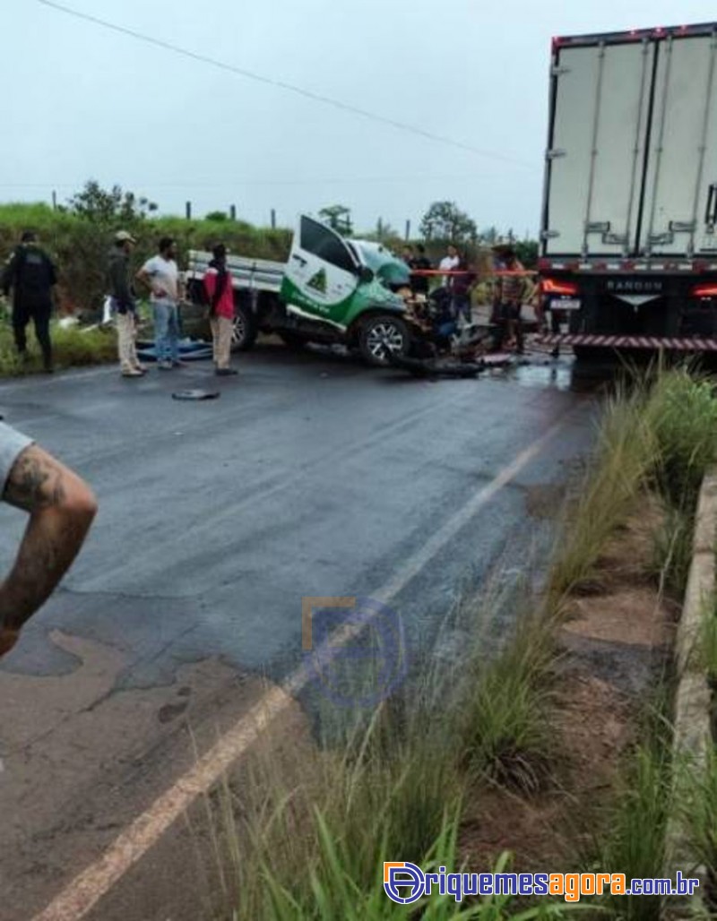 Acidente na rodovia BR 364 deixa motorista preso às ferragens após colisão com carreta