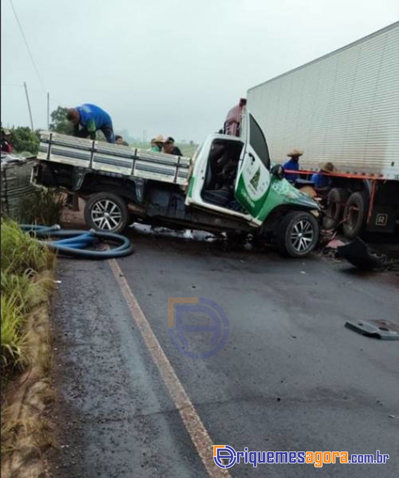 Acidente na rodovia BR 364 deixa motorista preso às ferragens após colisão com carreta