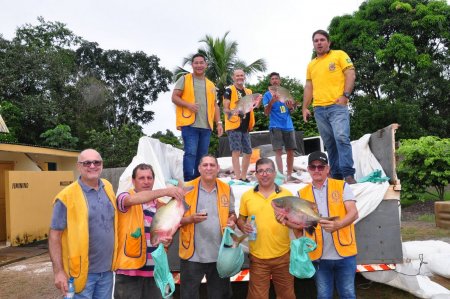 CAMPANHA DA SEMANA SANTA - Lions Clube Ariquemes Canaã realiza entrega de peixes no Bairro Mutirão
